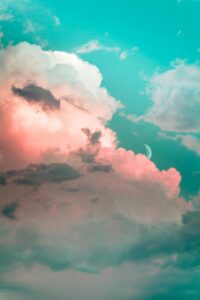 szabo-viktor-28ZbKOWiZfs-unsplash Bleik ský á blágrænum himni