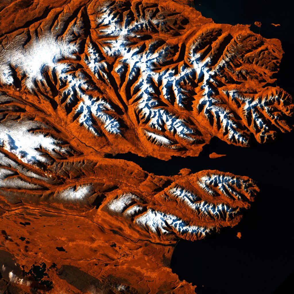 usgs-jBGQ-u3FhNU-unsplash loftmynd af fjörðum, landið er rautt
