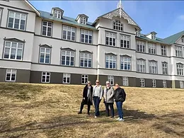 Fjórar manneskjur fyrir framan Menntaskólann á Akureyri