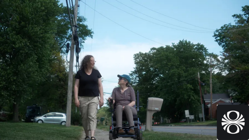 Meredith og Charity á göngu saman, báðar með langvinnt covid