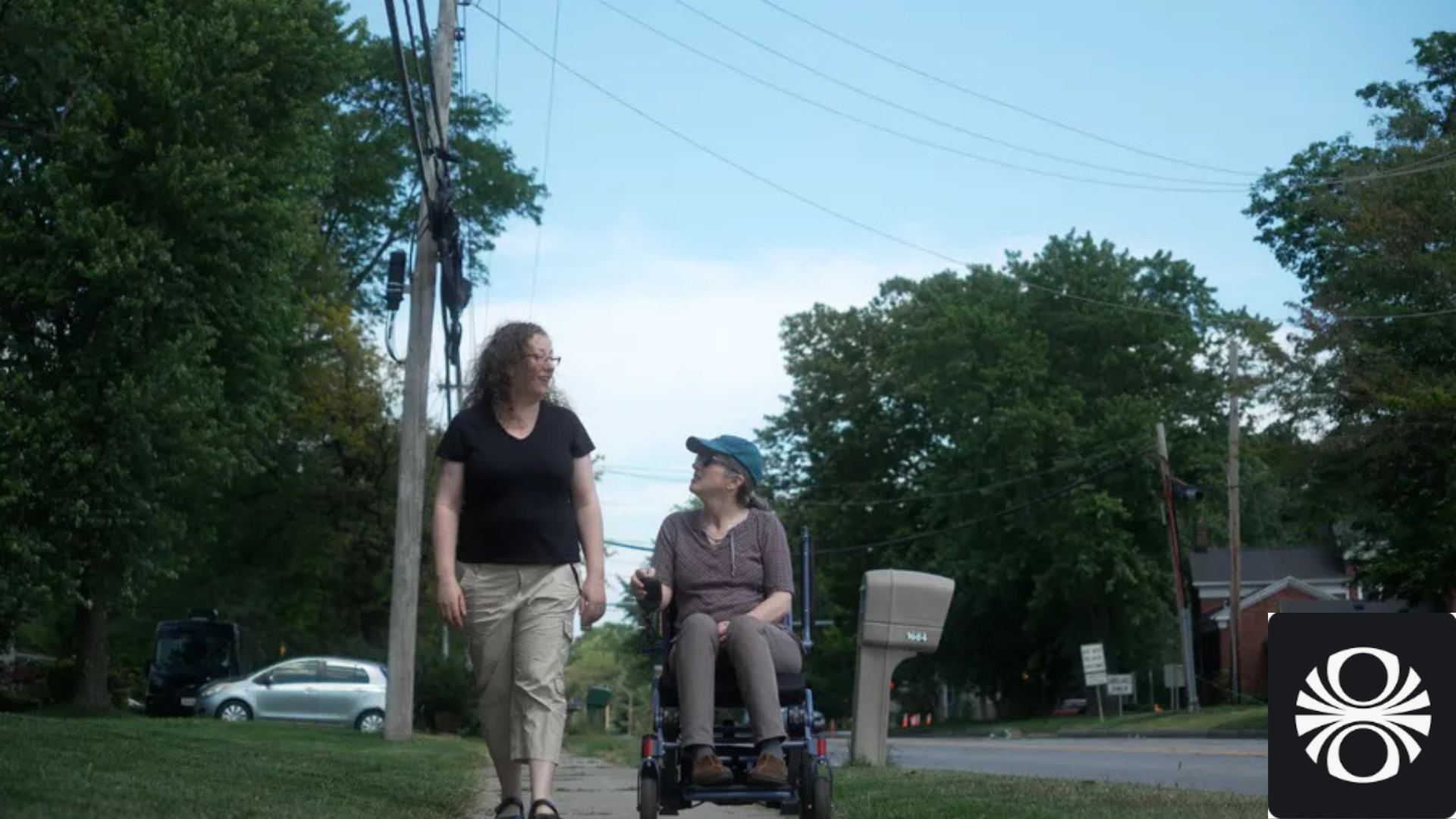 Meridht og Charity úti á göngu.