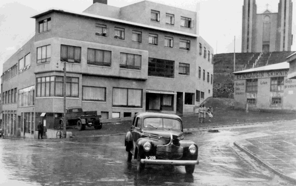Mynd af Hótel KEA og Akureyrarkirkju sumarið 1947