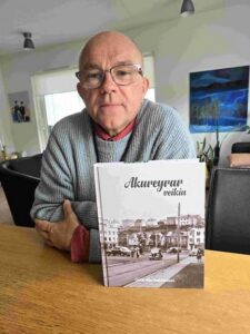 Óskar Þór Halldórsson með nýja bók sína um Akureyrarveikina. Formlegur útgáfudagur er 29. ágúst nk. Þann dag verður bókin kynnt í útgáfuhófi á Akureyri og viku síðar, 5. september, verður kynning á bókinni í Reykjavík.