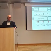 Prófessor Ola Didrik Saugstad við ræðupúlt