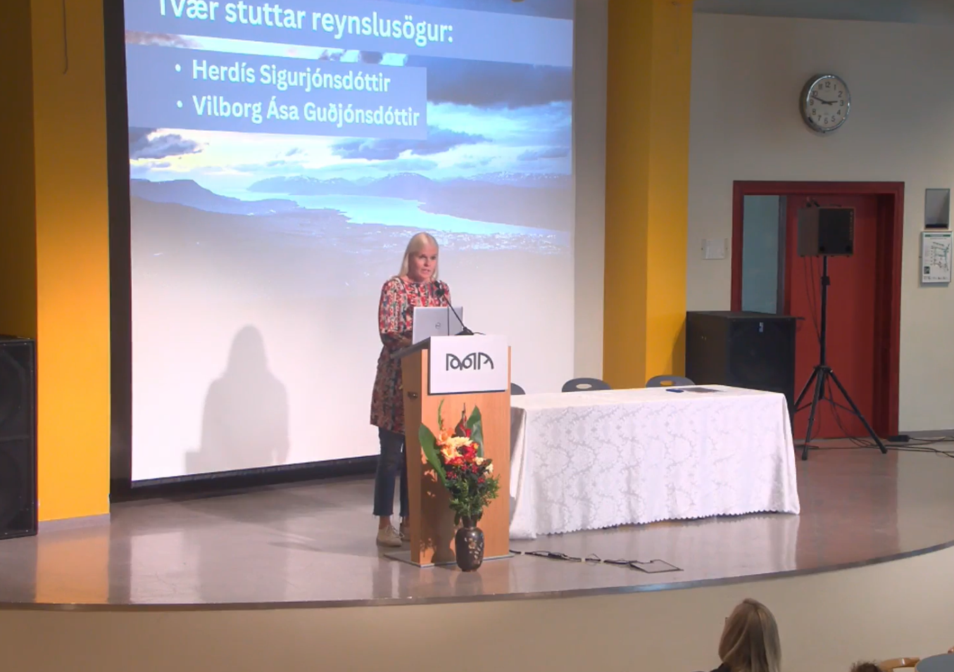 Vilborg stendur við púlt