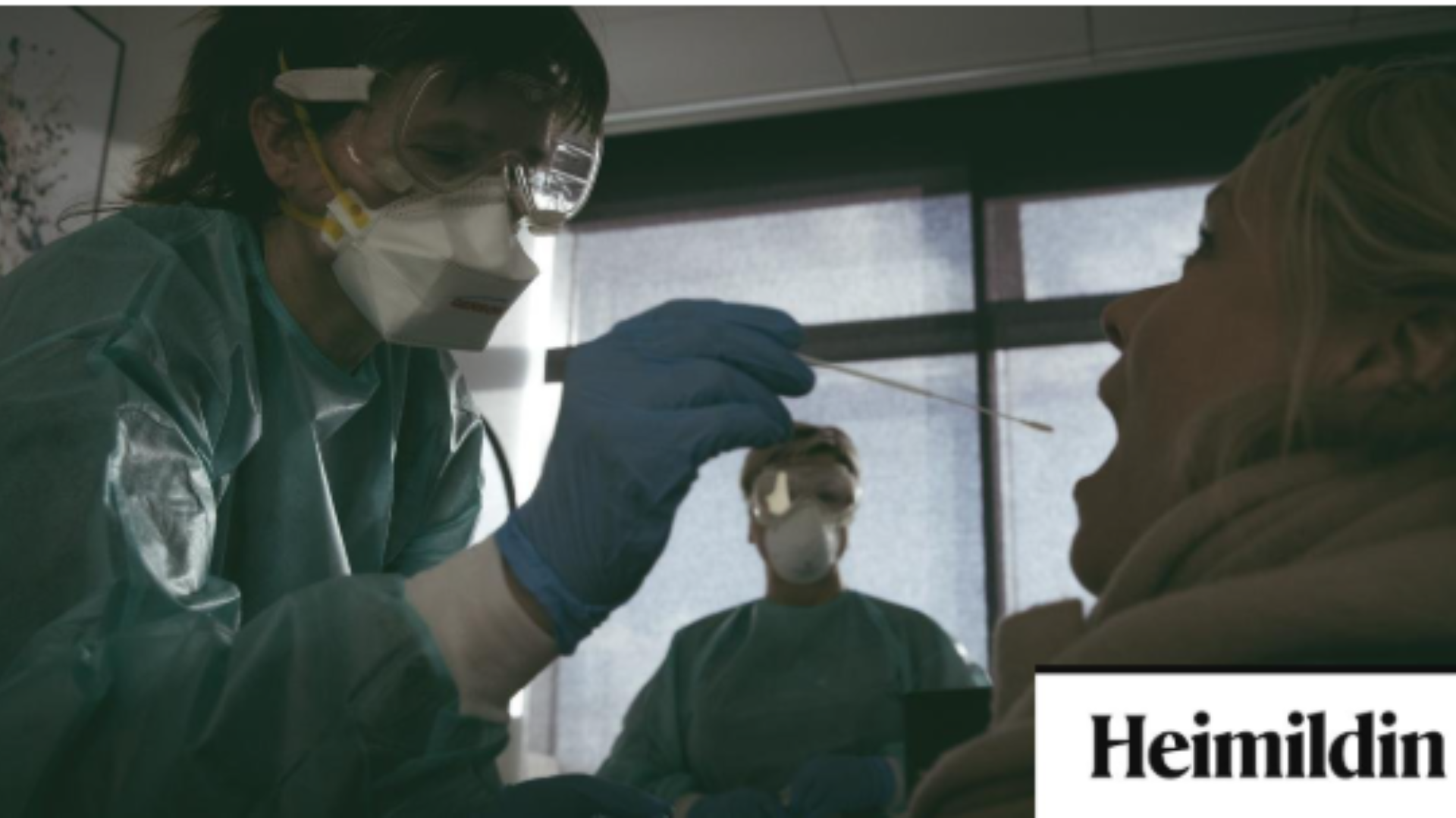 Mynd af grein á heimildinni , veirulæknir að taka sýni frá sjúklingi