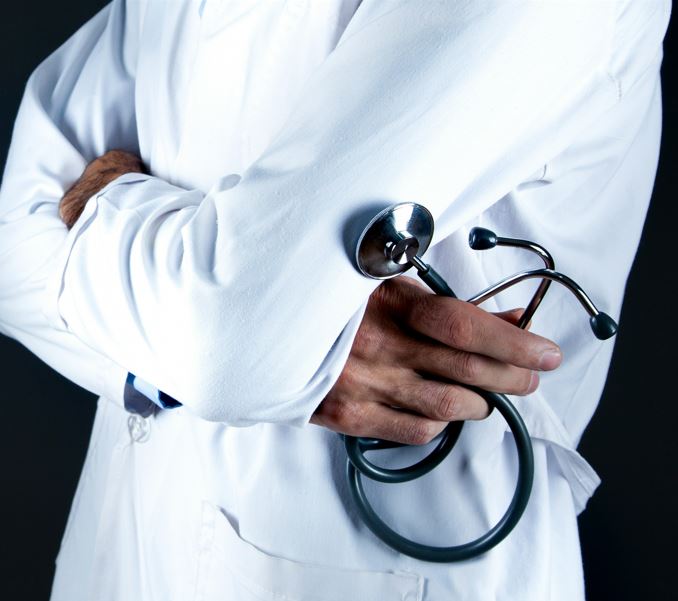 doctor Akureyrarklíníkin: Læknir í læknasloppi heldur á hlustunarpípu